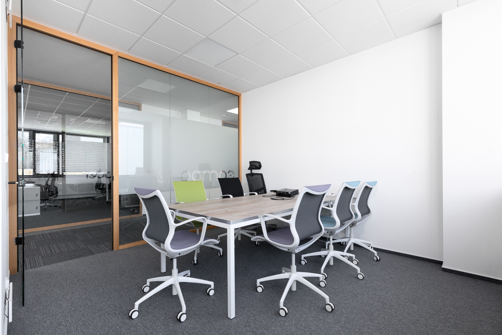 Budova B — světlé kanceláře