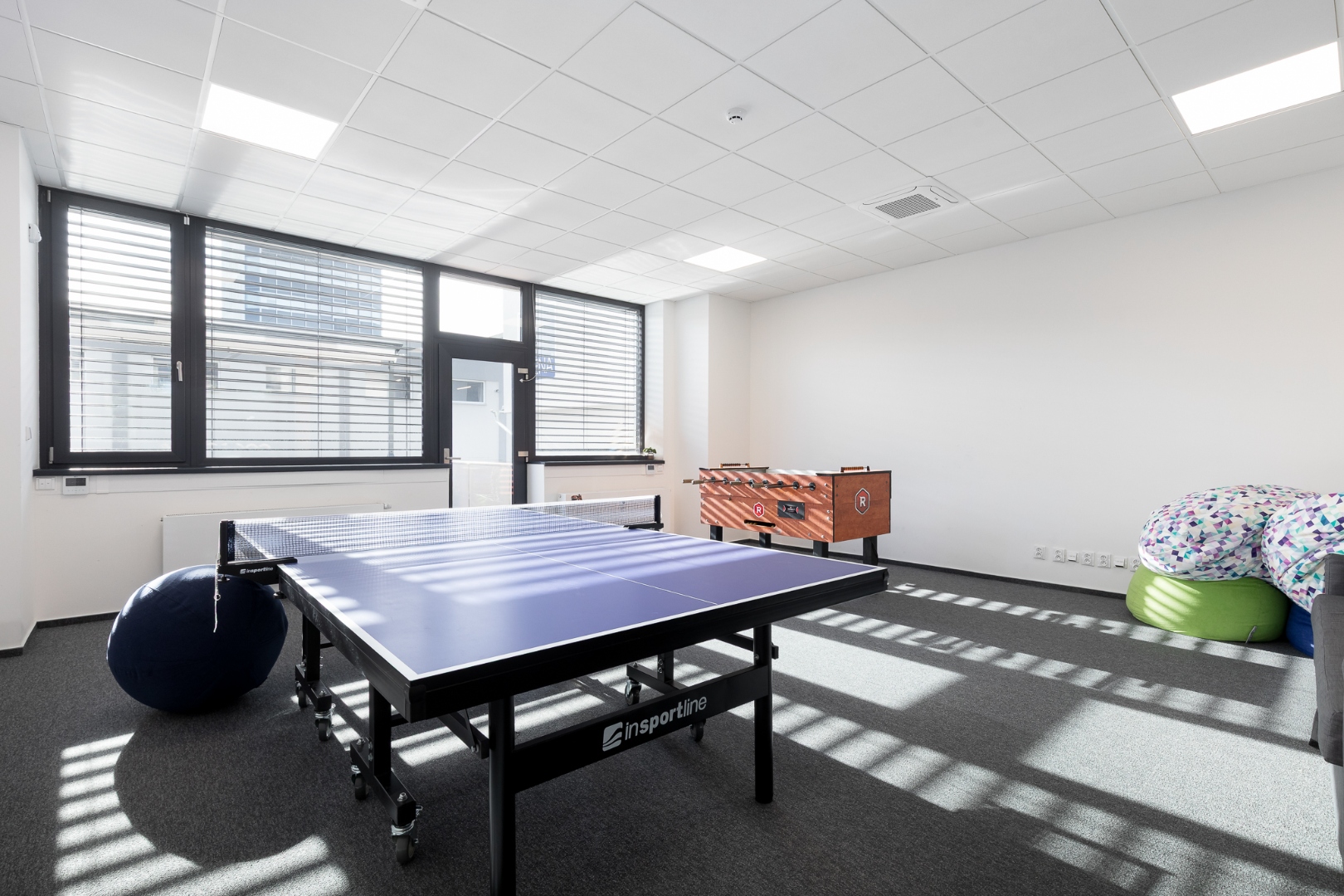 Budova C — světlé kanceláře